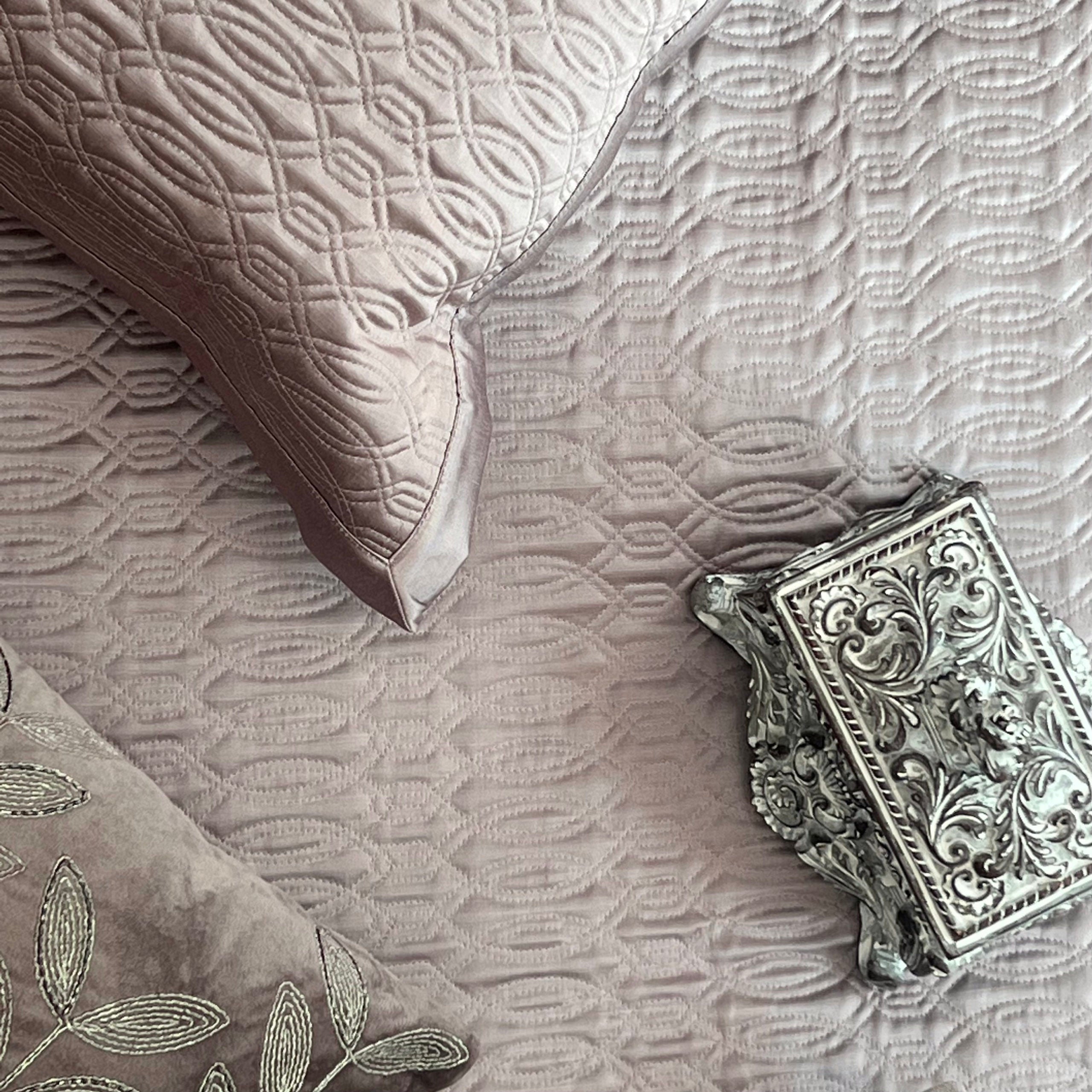 Ellipso Dusky Pink Bedspread
