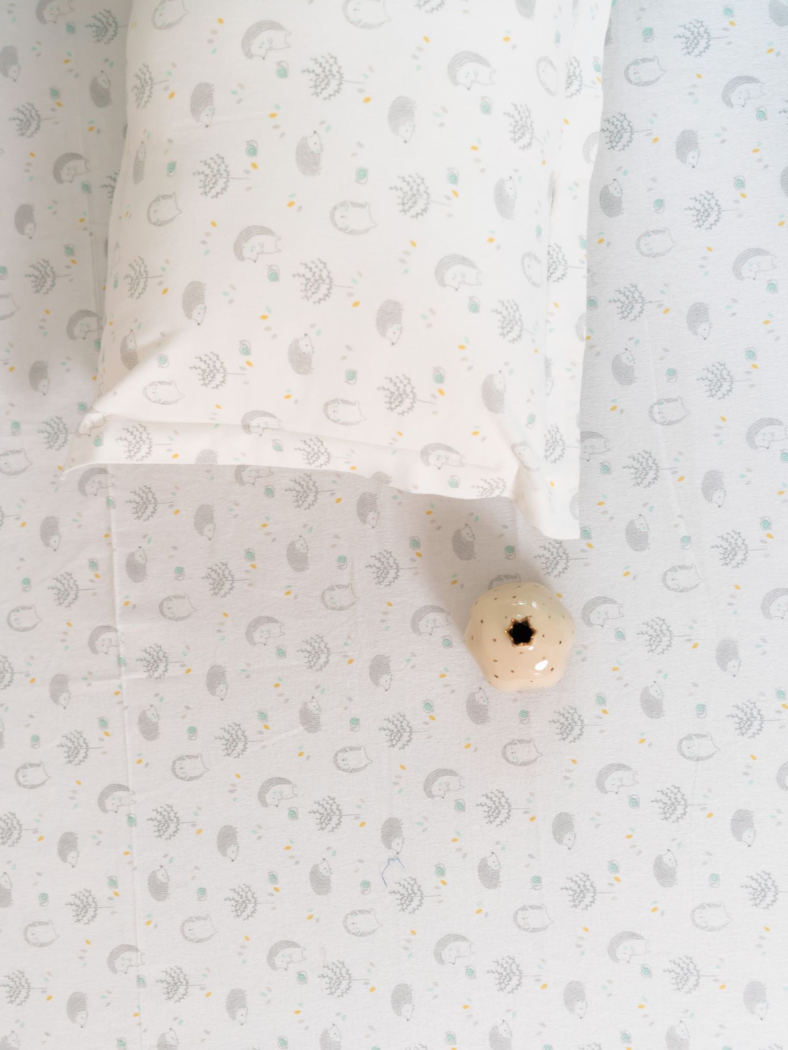 Hedgie Ivory Printed Cotton Bedsheet Set