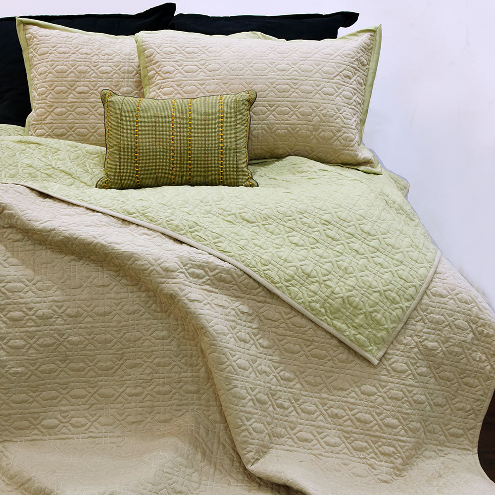 Reversible quilted bedsheet