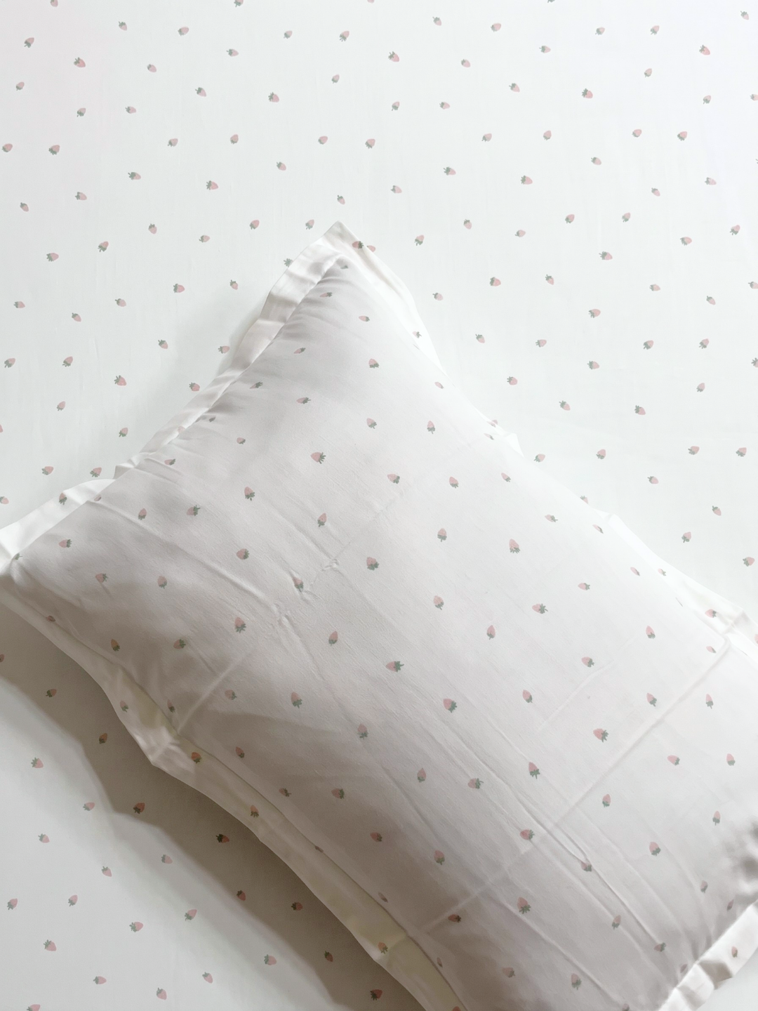 Pink Berry Ivory Printed Cotton Kids Bedsheet Set