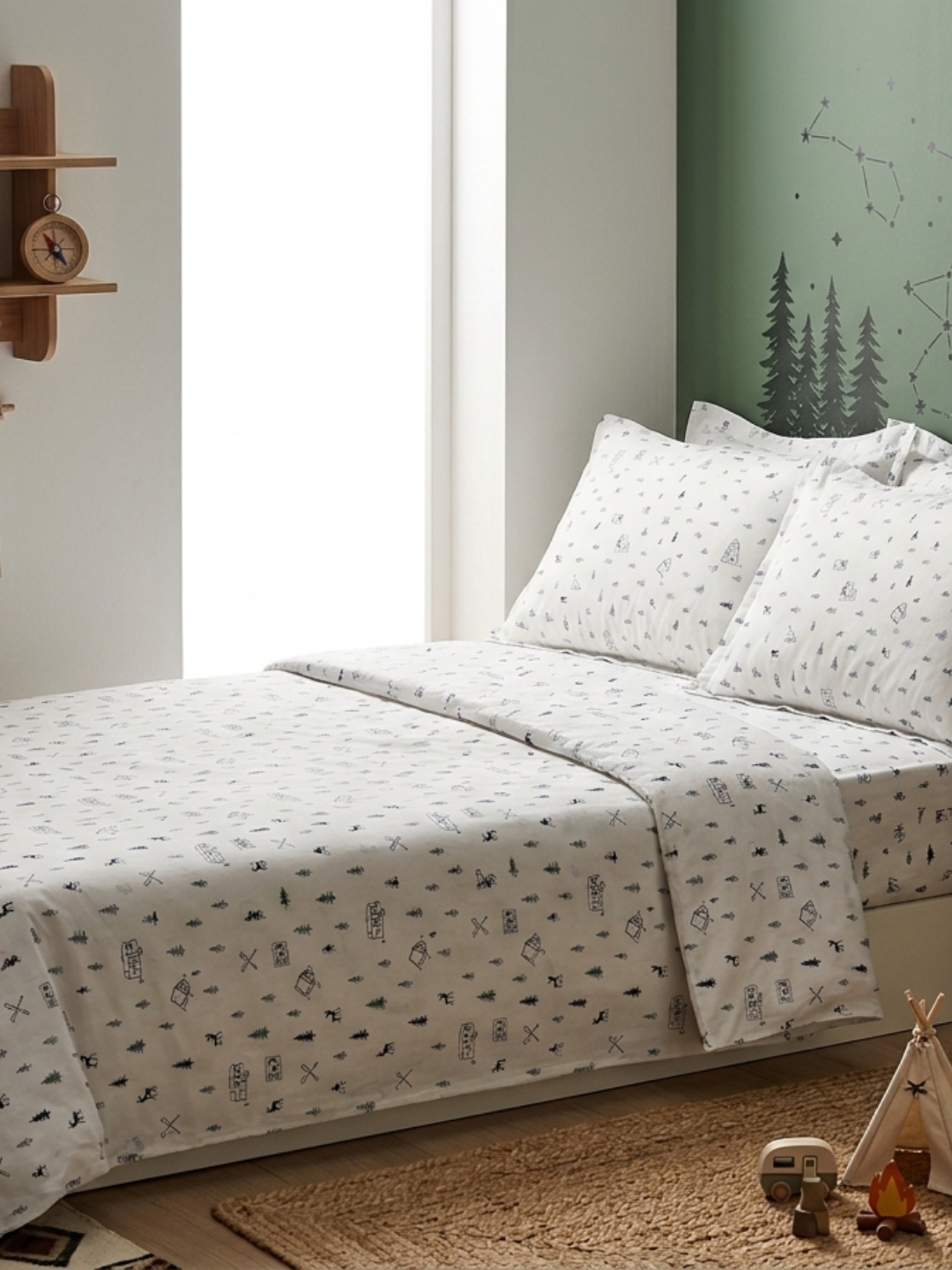Santa Tales Ivory Printed Cotton Kids Bedsheet Set