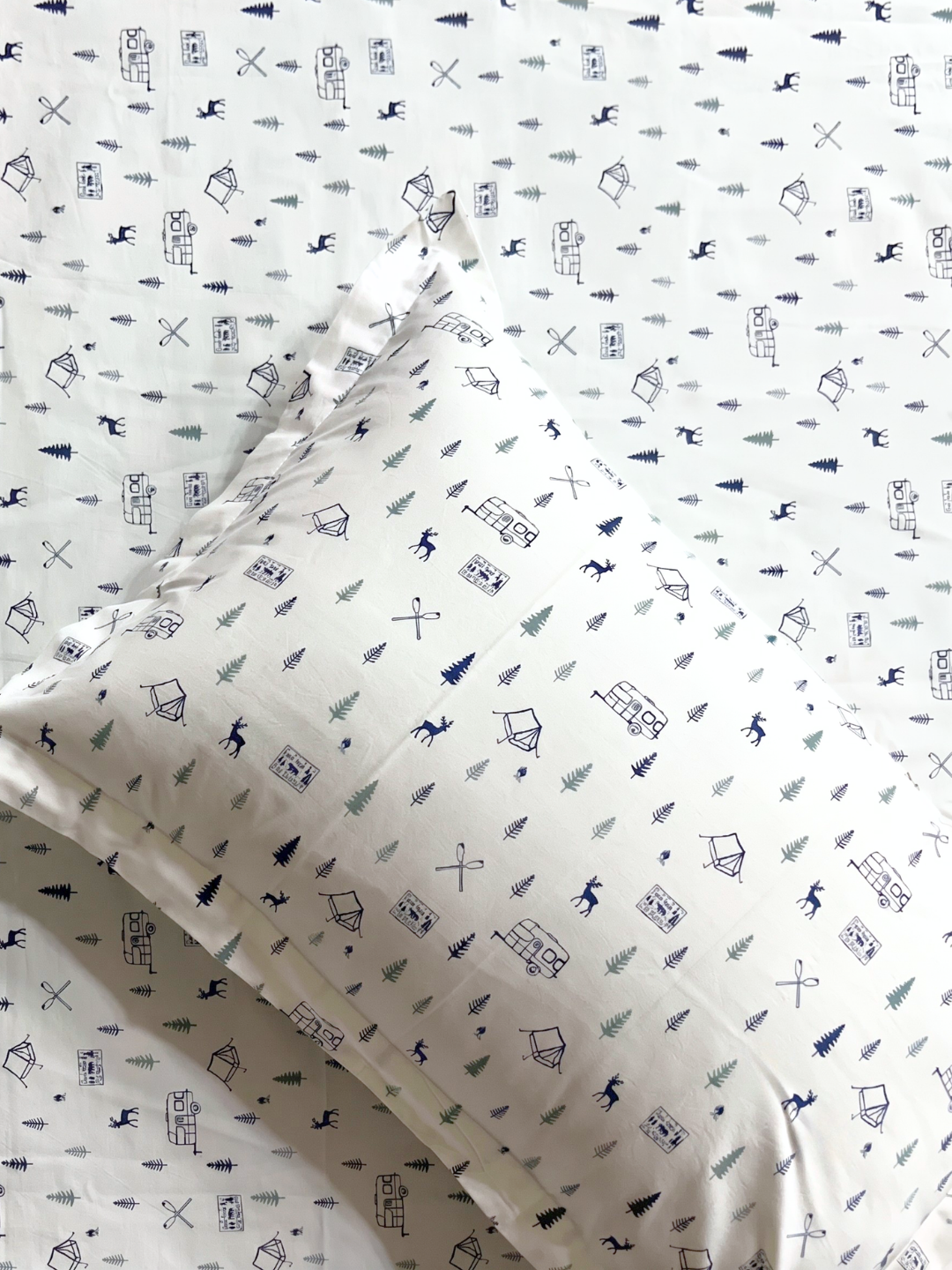 Santa Tales Ivory Printed Cotton Kids Bedsheet Set